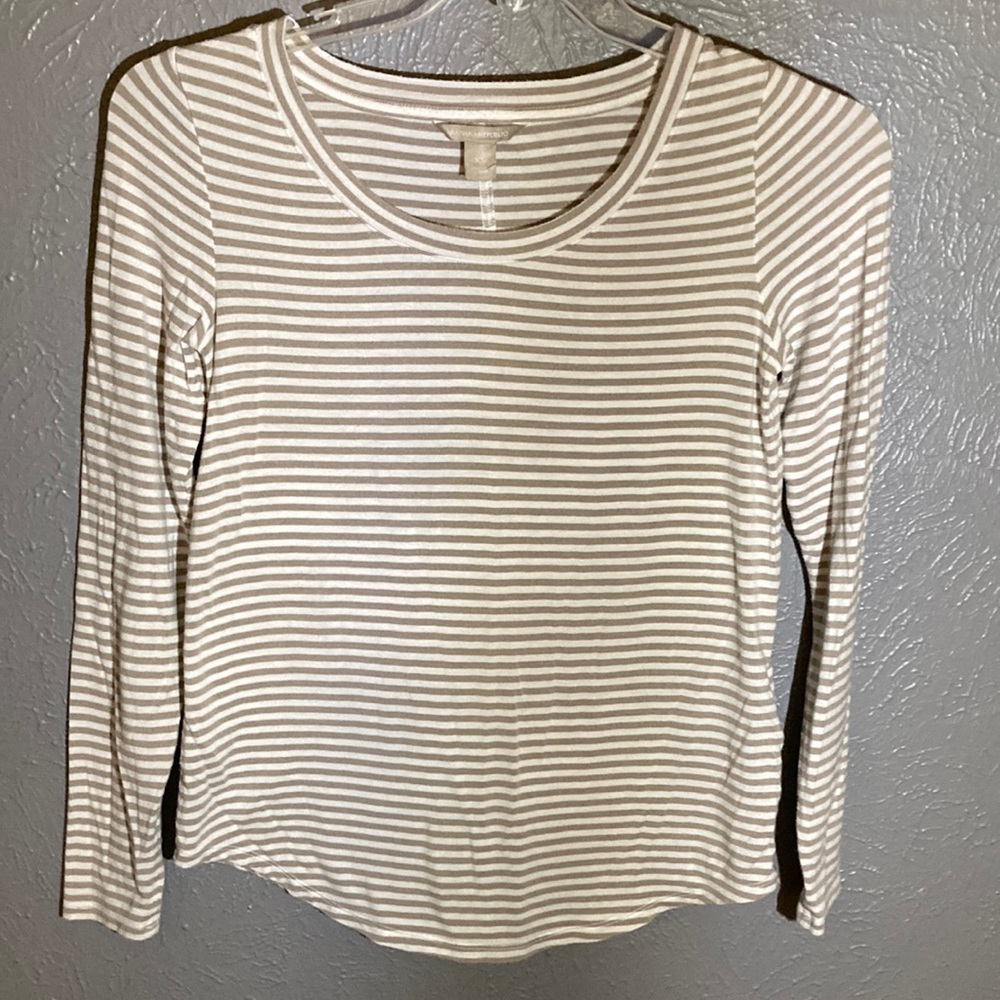 Banana Republic long sleeve crew neck top. Very comfortable with spandex in it♥️